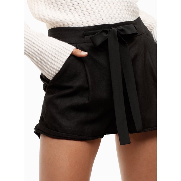 Aritzia Pants - ARITZIA WILFRED ALLEGRA SHORT BLACK